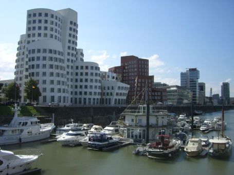Düsseldorf : Medienhafen, im Vordergrund die Gehry Bauten, hier ist einiges schief ( Außenfassade ), und ungleichmäßig angeordnet. Eine Symmetrie ist hier nicht zu sehen.